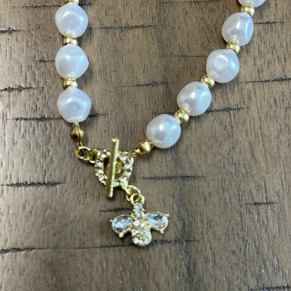 Bracelet. 6.6” faux irregular shape pearl beads. Crystals with bee closure. NIP - Picture 3 of 7